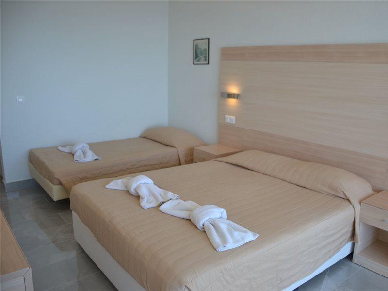 Alexandros Hotel Перама Екстериор снимка