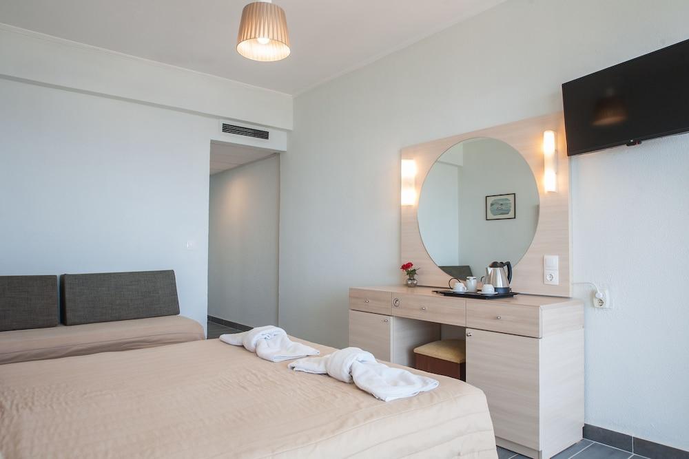 Alexandros Hotel Перама Екстериор снимка
