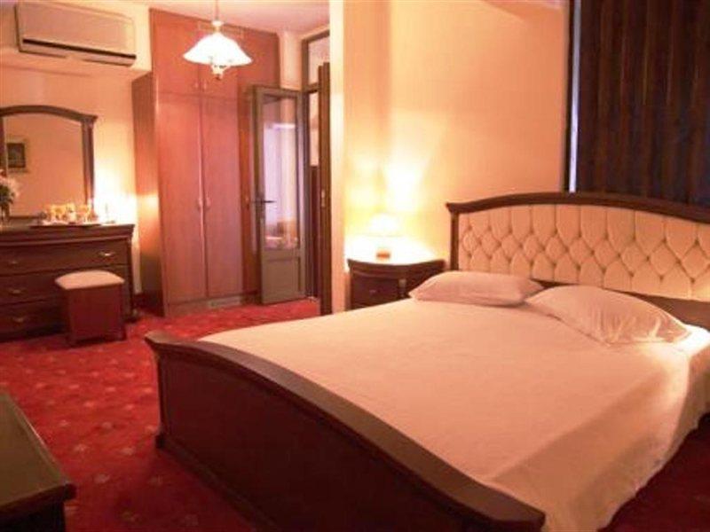 Alexandros Hotel Перама Екстериор снимка
